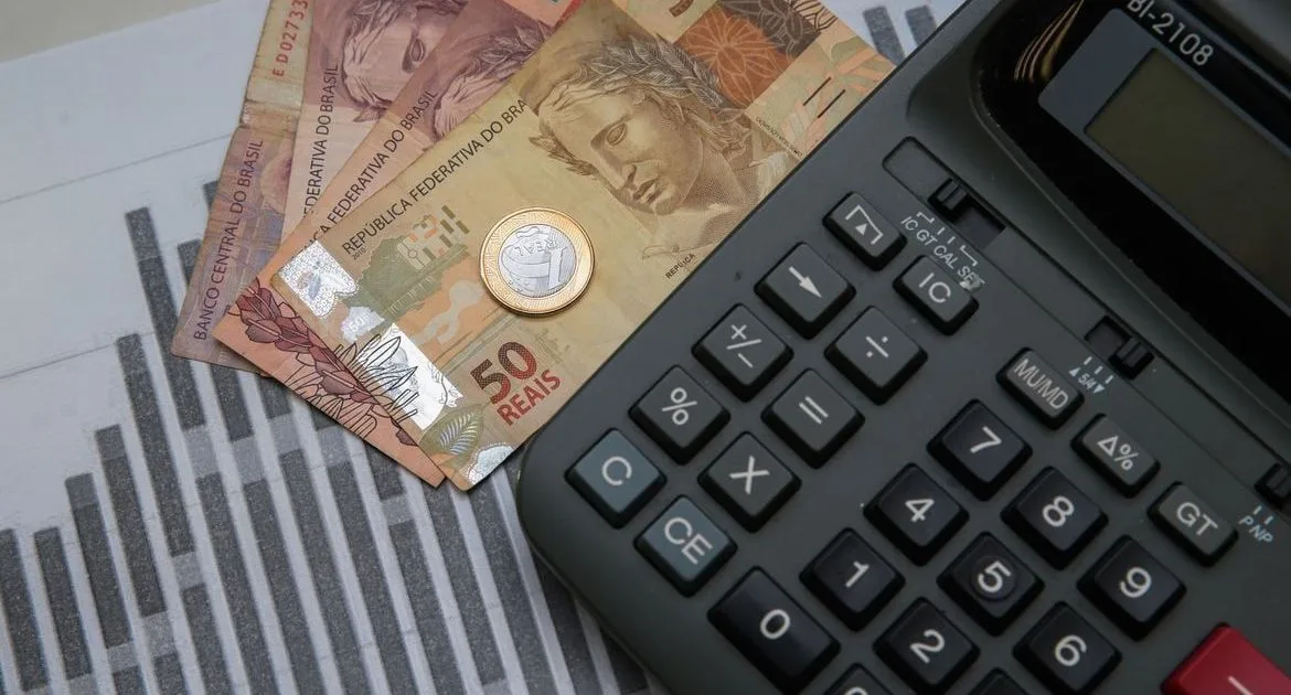 Escritório corporativo focado em análise de documentos e planejamento financeiro.