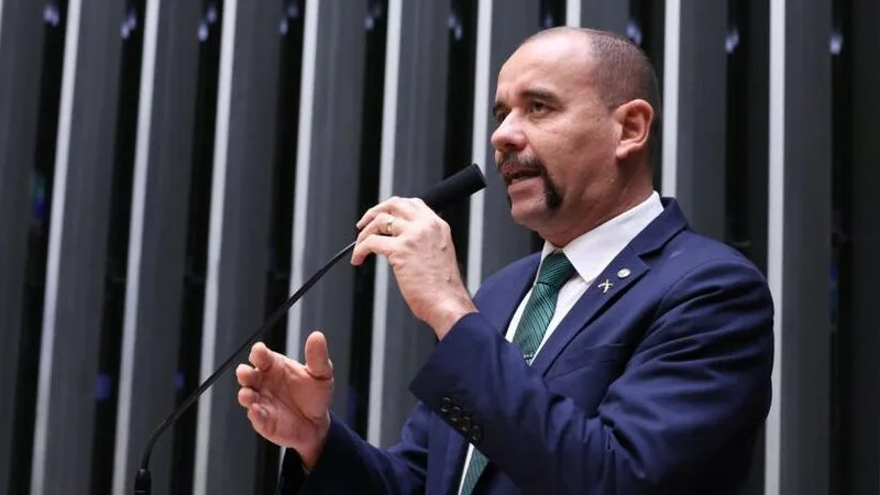 O deputado Sargento Gonçalves durante entrevista política.