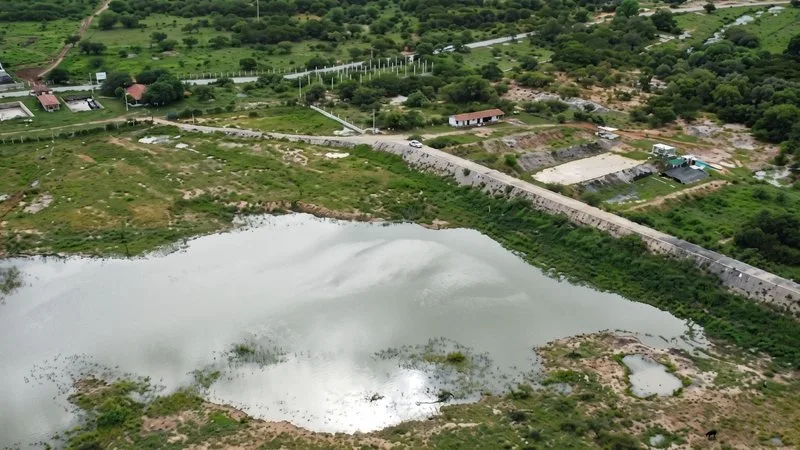 Vista do açude Comissão em Jardim do Seridó com sinais de degradação estrutural.