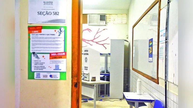 Urna eletrônica sendo analisada pela Polícia Federal.