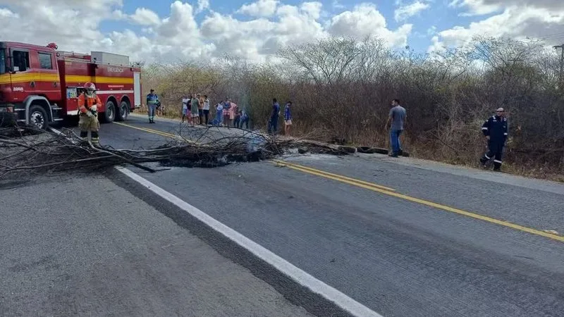 Moradores protestam na rodovia BR-110 exigindo redutores de velocidade.