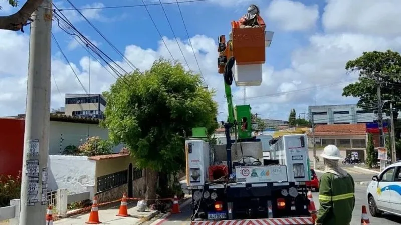 Trabalho de manutenção em rede de distribuição elétrica.