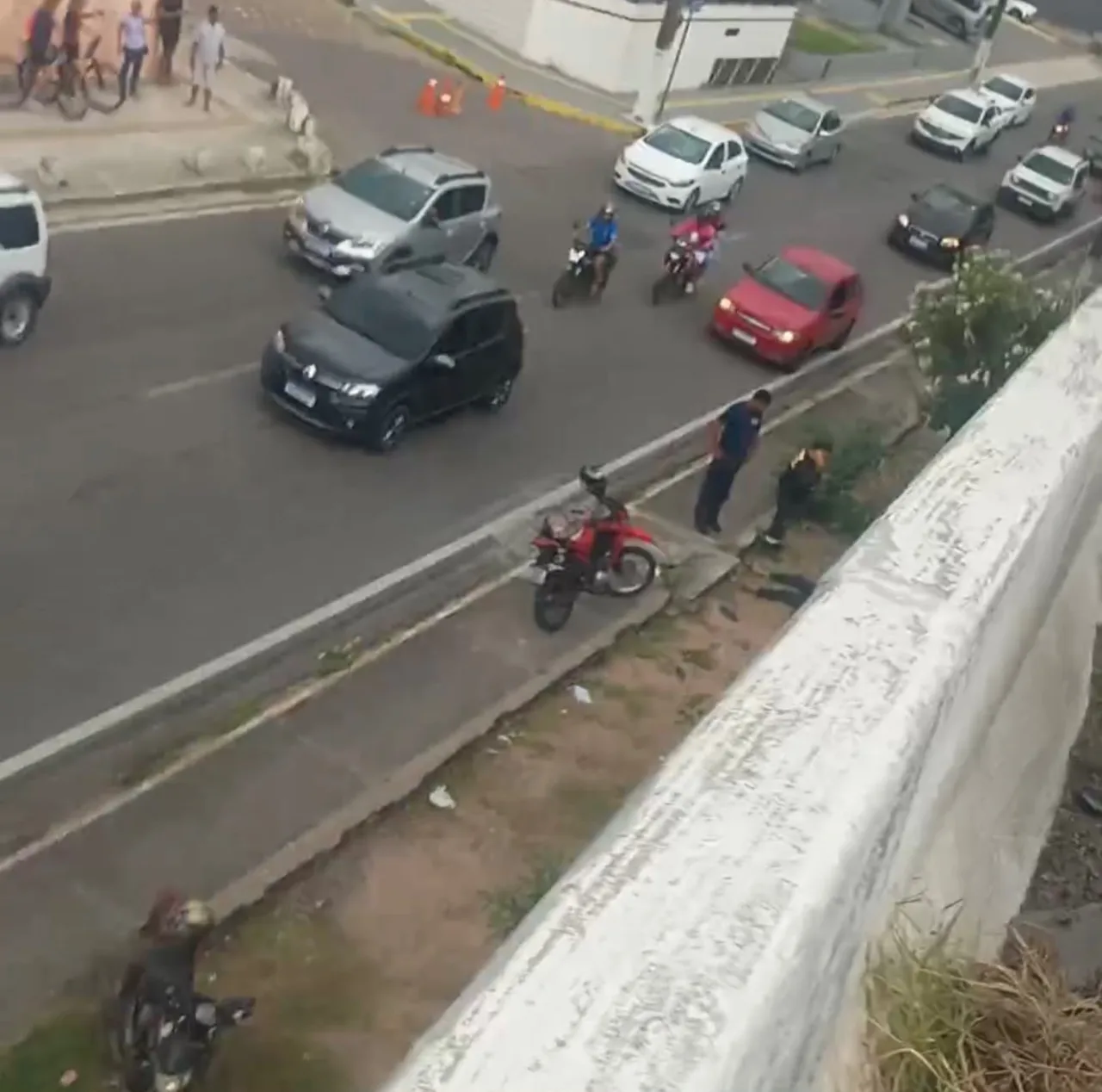 Trecho da BR-101 em Natal com movimentação de trânsito após acidente com motociclista.