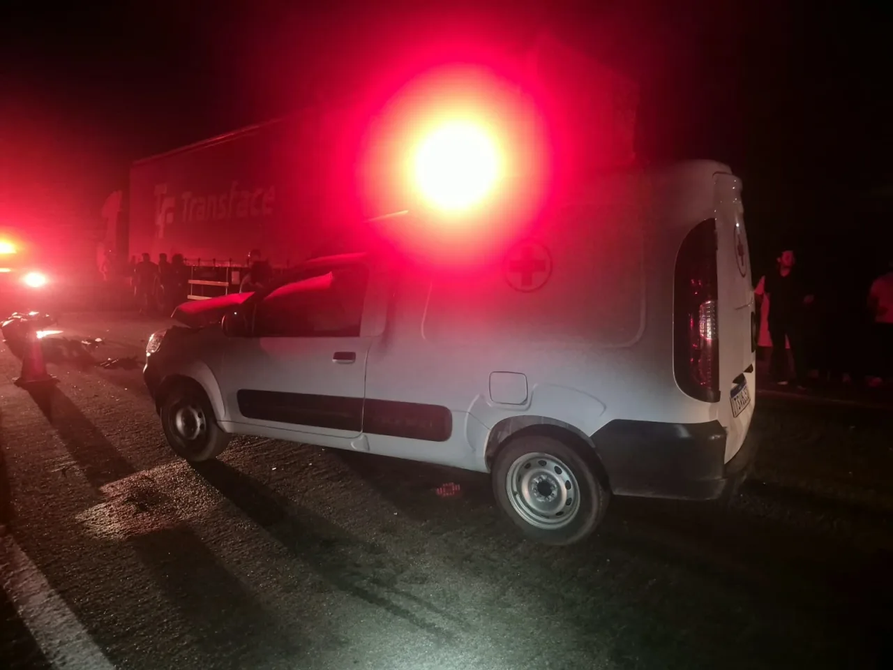 Veículo ambulância Fiat Fiorino com a parte frontal danificada em acostamento de rodovia no RN.