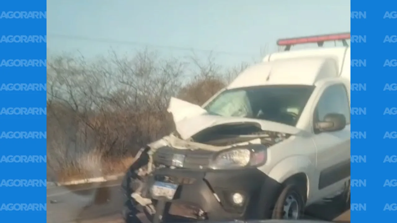 Ambulância envolvida em colisão frontal na BR-304