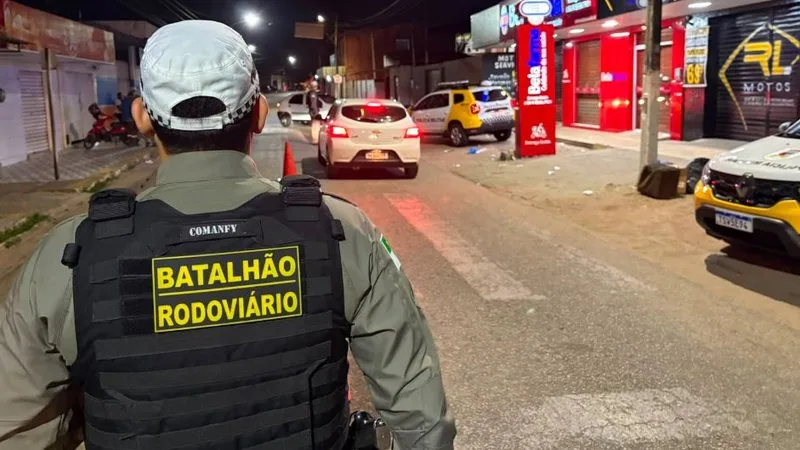 Viaturas e agentes do CPRE realizando blitz em rodovia estadual do RN.