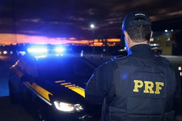 Viaturas da PRF em operação na rodovia durante a noite