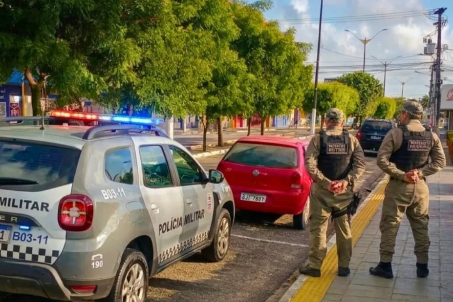 Carro acidentado após colisão contra muro em ocorrência atendida pela PMRN