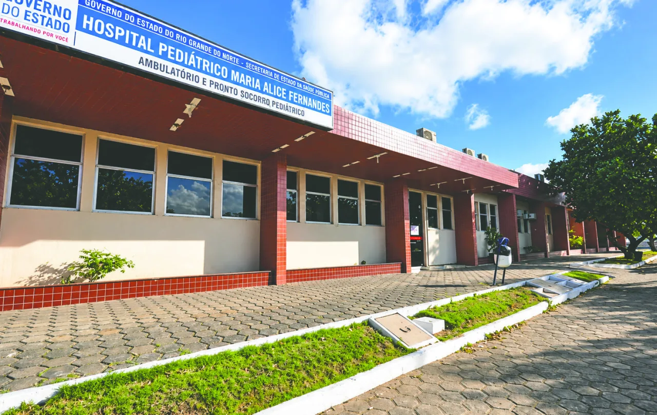 Fachada externa do Hospital Pediátrico Maria Alice Fernandes com sinalização institucional.