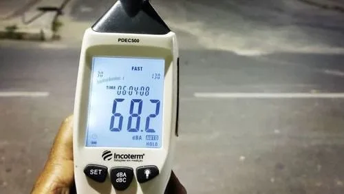Equipamentos de som utilizados em campanhas eleitorais sob fiscalização.