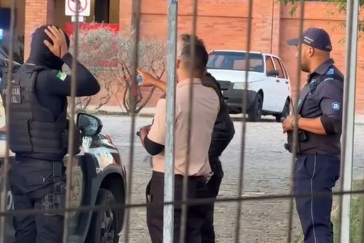 Viaturas e agentes do MPT e da Polícia Civil em frente a uma empresa em Emaús durante apuração eleitoral.