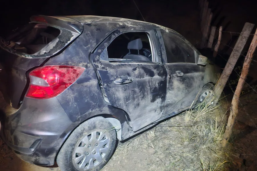 Veículo Ford Ka acidentado em rodovia federal.