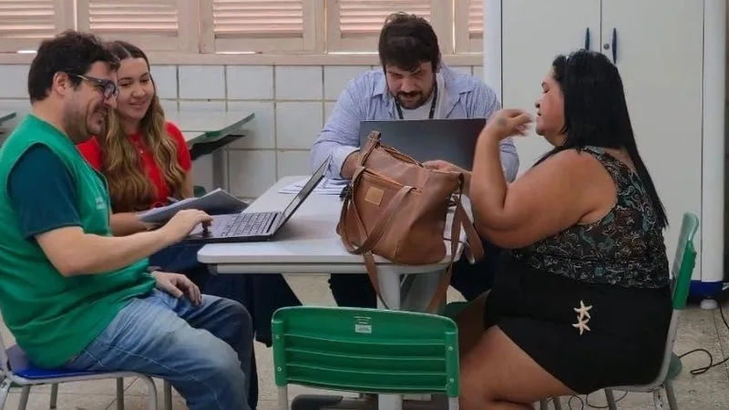 Martelo de juiz sobre mesa de madeira, simbolizando a justiça.
