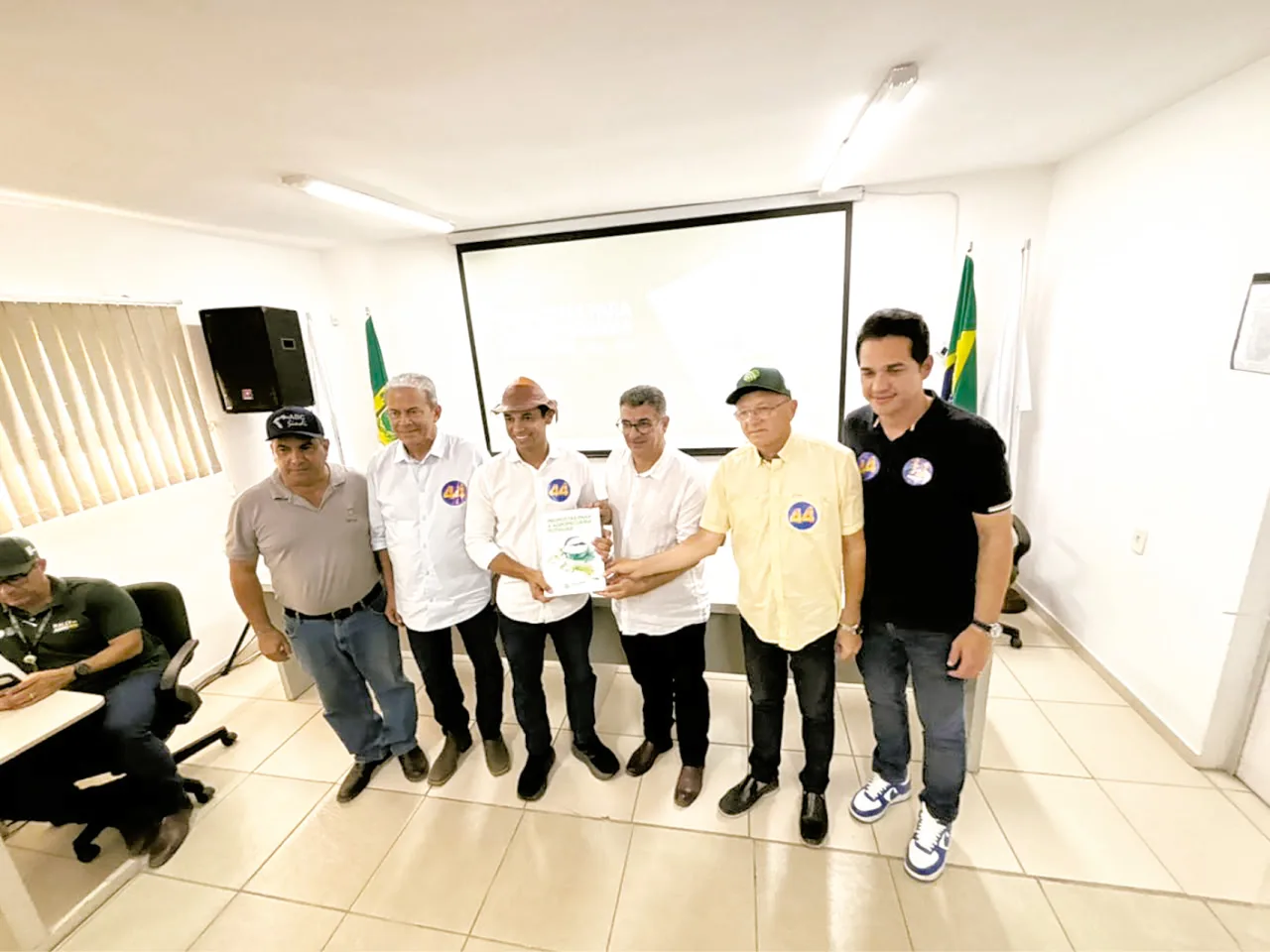 Candidato Allyson Bezerra discursando para produtores rurais em evento na Faern.