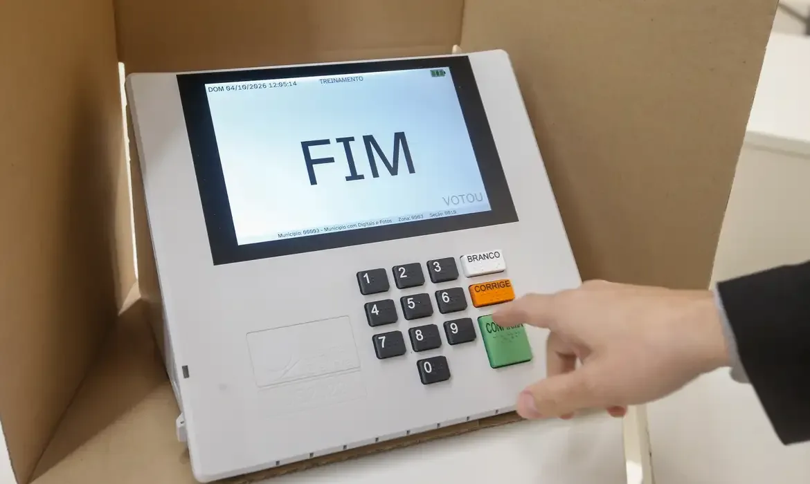 Urna eletrônica sendo utilizada por eleitor durante o segundo turno das Eleições 2026