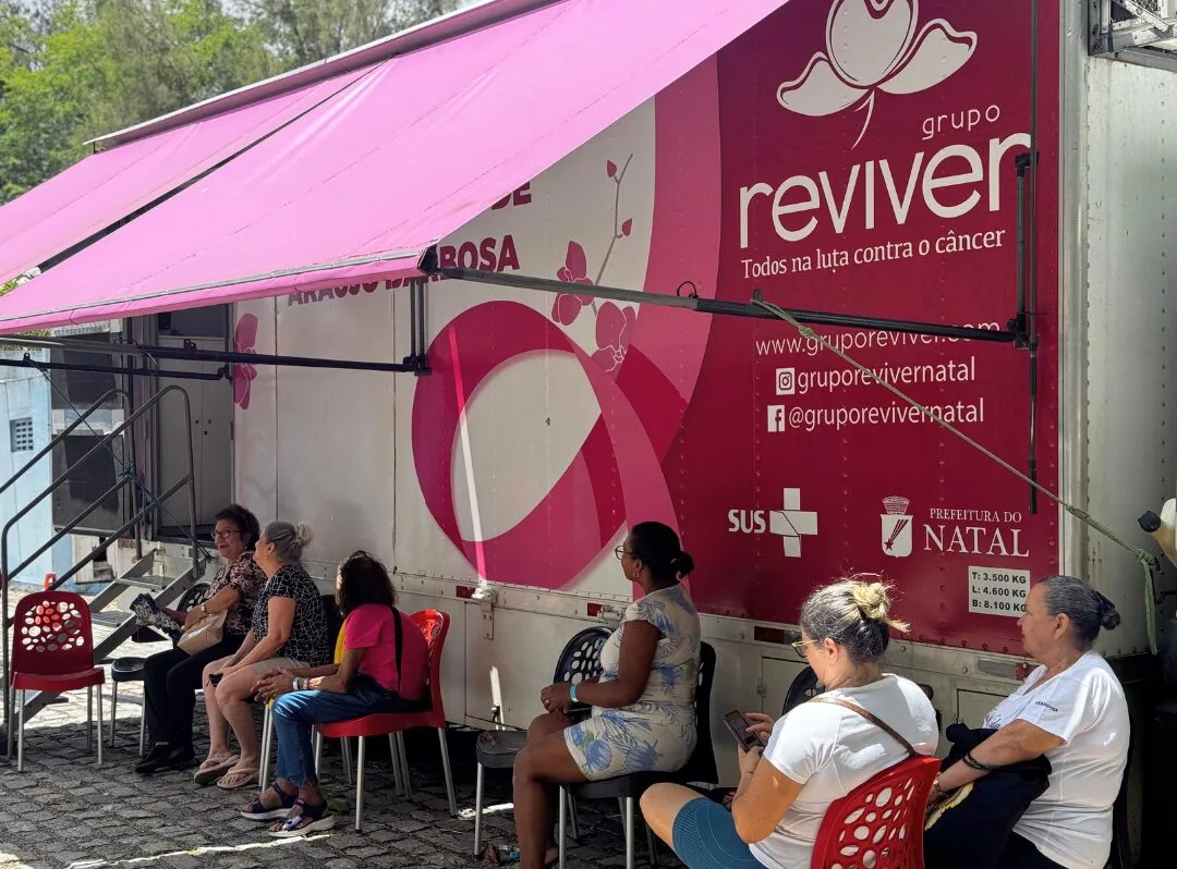 Unidade móvel de mamografia estacionada em posto de saúde em Natal.