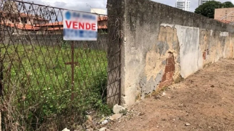 Agentes da Prefeitura do Natal realizando fiscalização de terreno baldio.