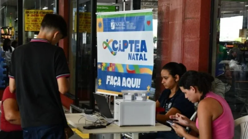 Equipe de atendimento da Semidh realizando cadastro de beneficiários em unidade itinerante.