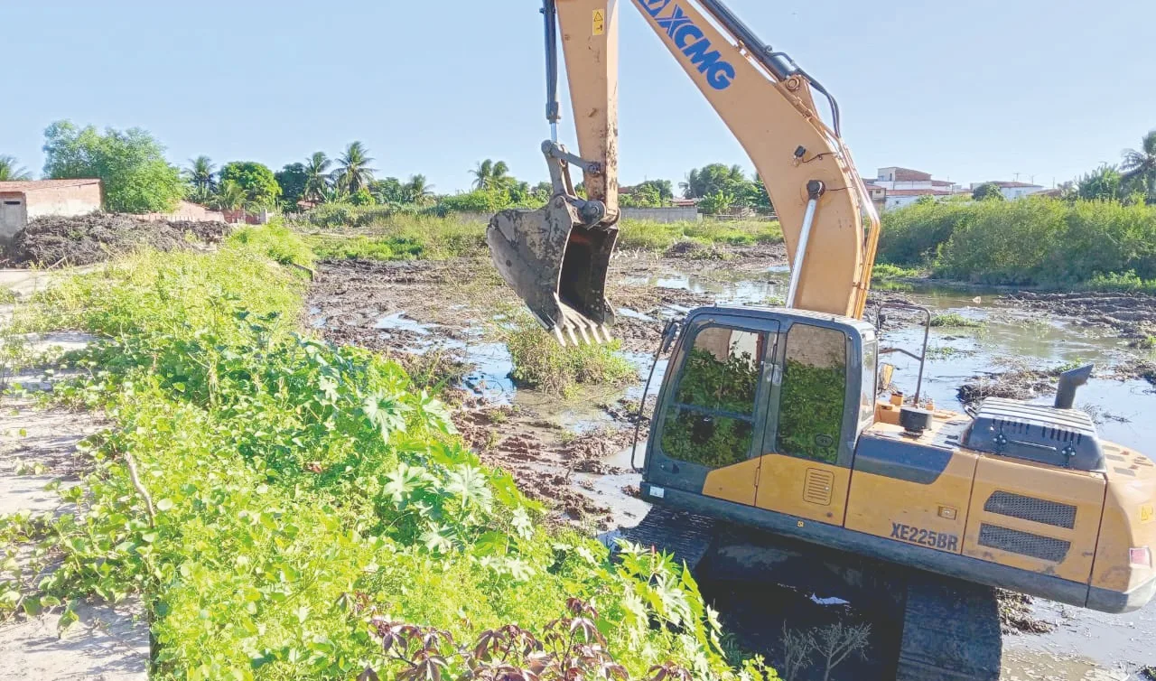 Equipamento da Seinfra realiza limpeza em lagoa de captação de Natal.
