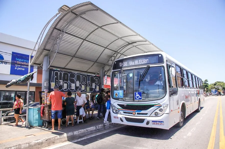 Ônibus do transporte coletivo circulando na região central de Natal.