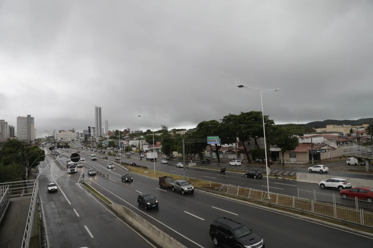 Céu nublado sobre a cidade de Natal com possibilidade de chuva