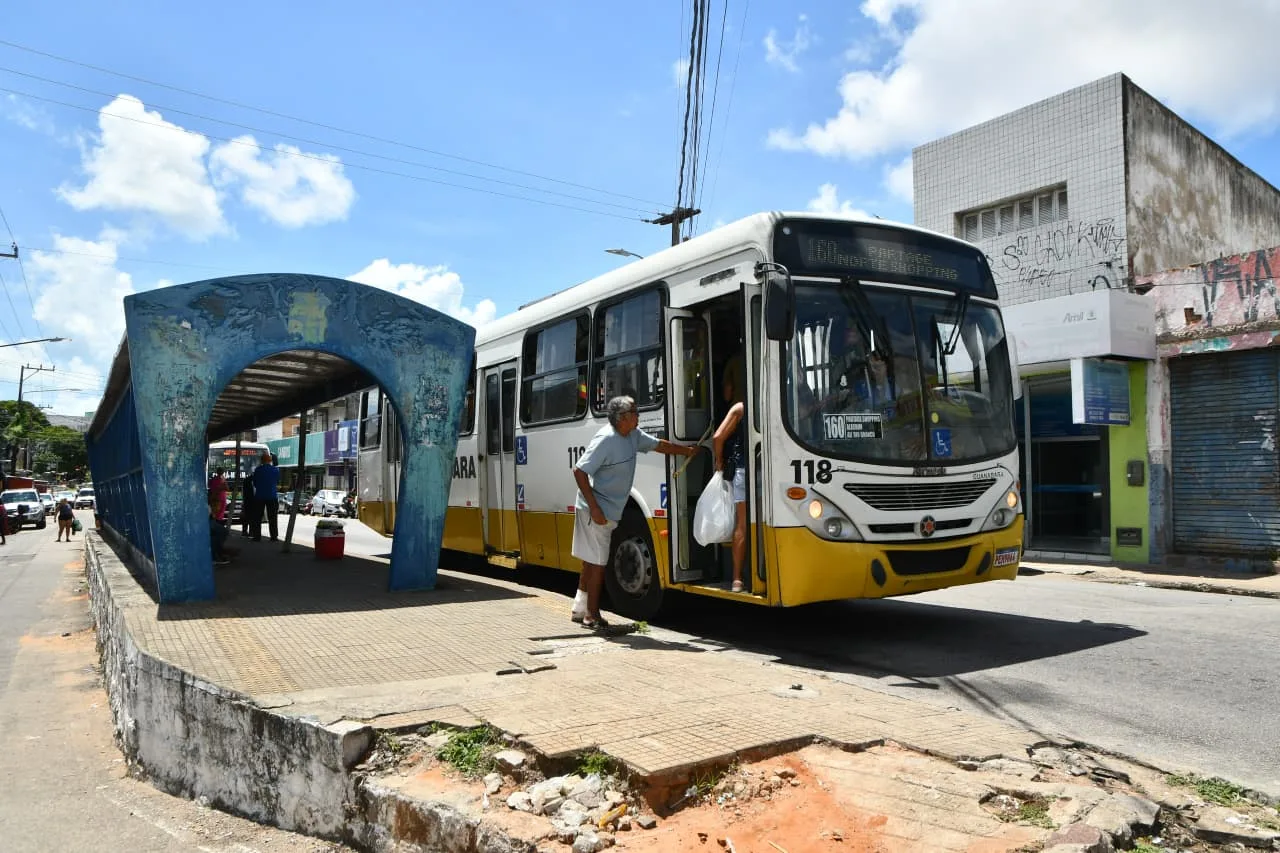 Ônibus da frota municipal circulando em Natal.
