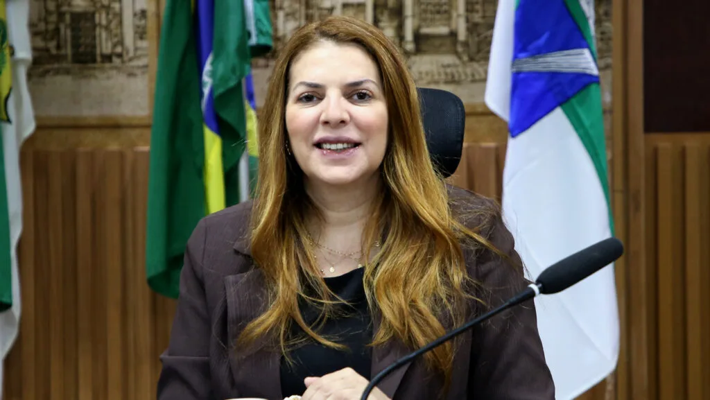 Nina Souza discursando na Câmara Municipal de Natal