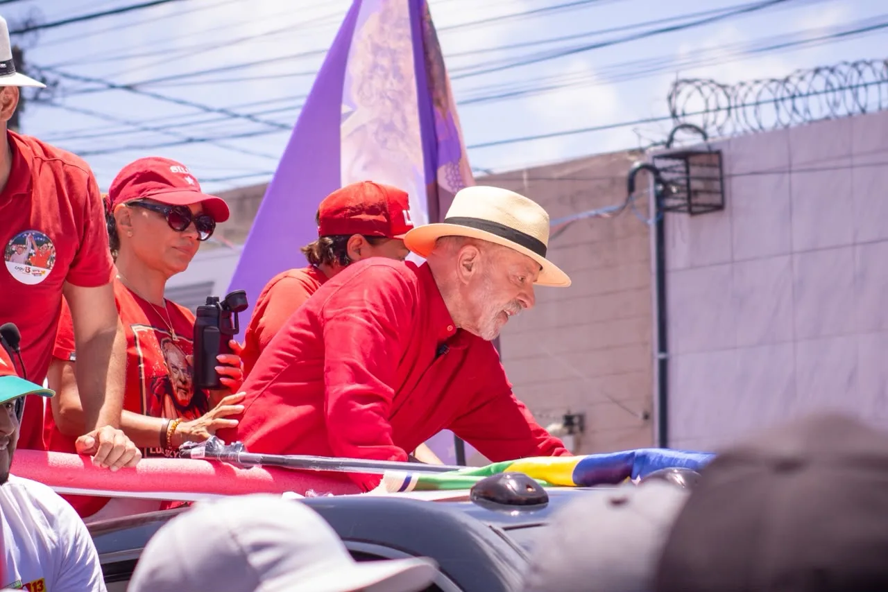 Lula discursa durante evento de campanha no Alecrim com lideranças políticas.