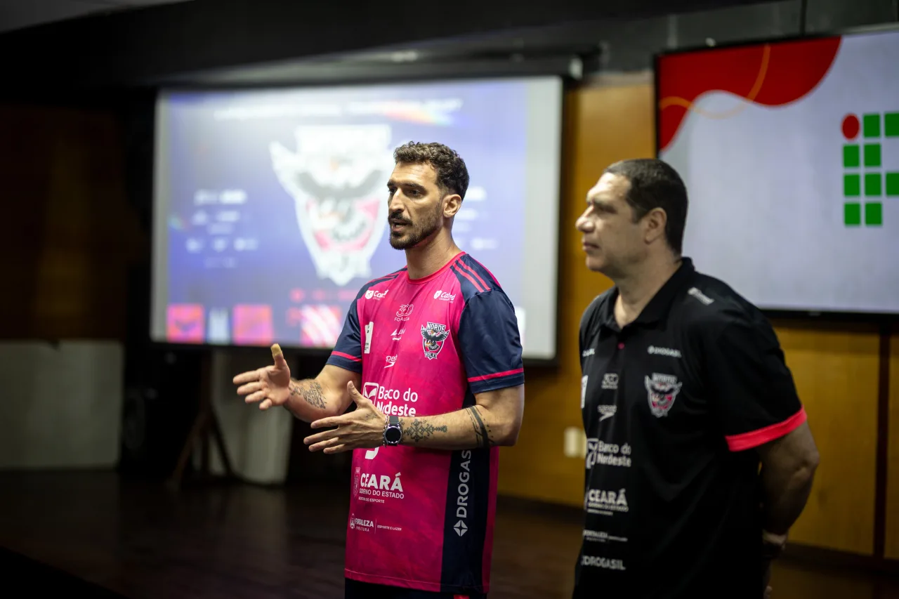 Elenco do Norde Vôlei posando para foto oficial de temporada.