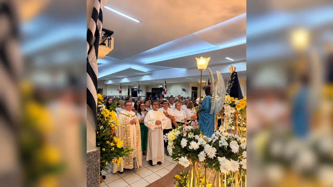 Fiéis reunidos para a celebração de Nossa Senhora Aparecida em Neópolis.