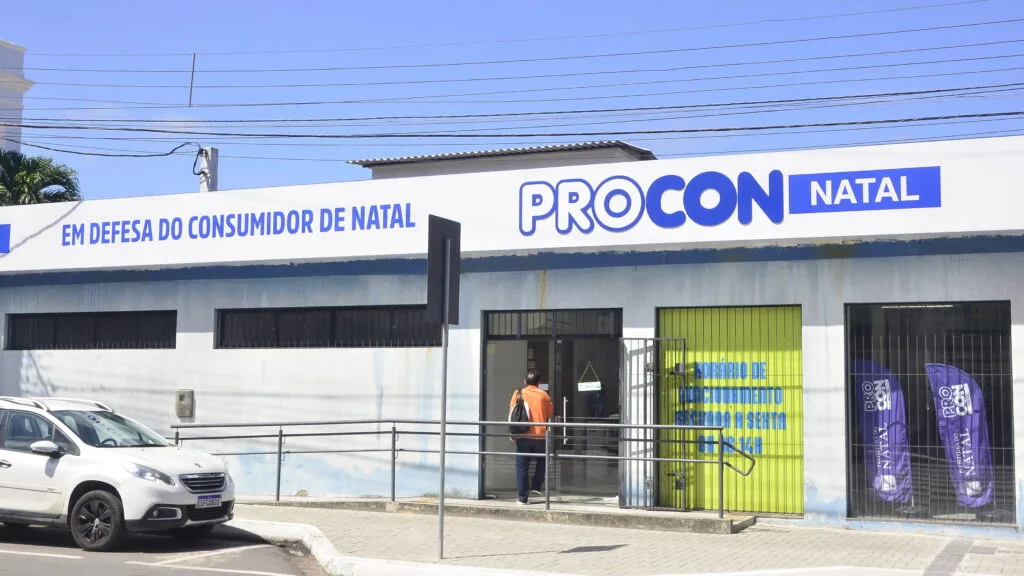 Fachada do Procon Natal com identificação do órgão