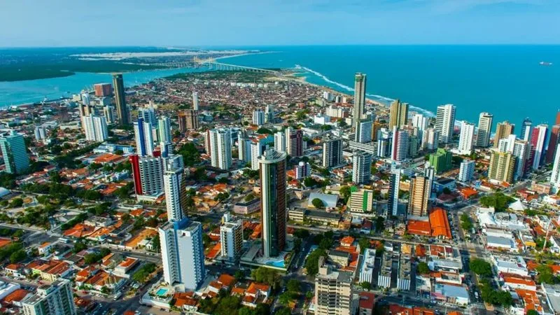 Equipe técnica em operação de manutenção da Caern em Natal.
