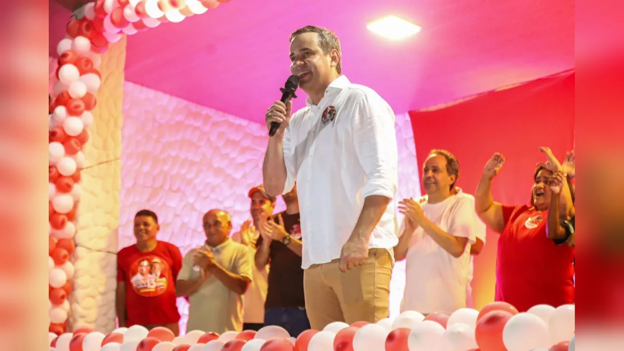 Cadu de Lula discursando em evento político com aliados no Rio Grande do Norte.