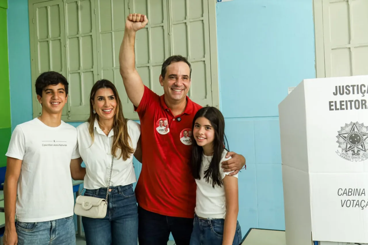 Cadu de Lula votando em urna eletrônica em Natal, Rio Grande do Norte.