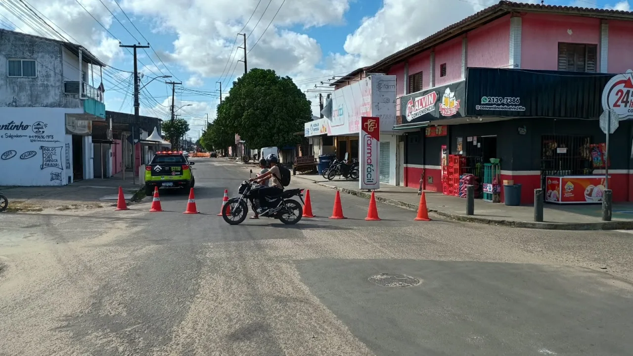 Ônibus circulando em via urbana de Natal durante obras.