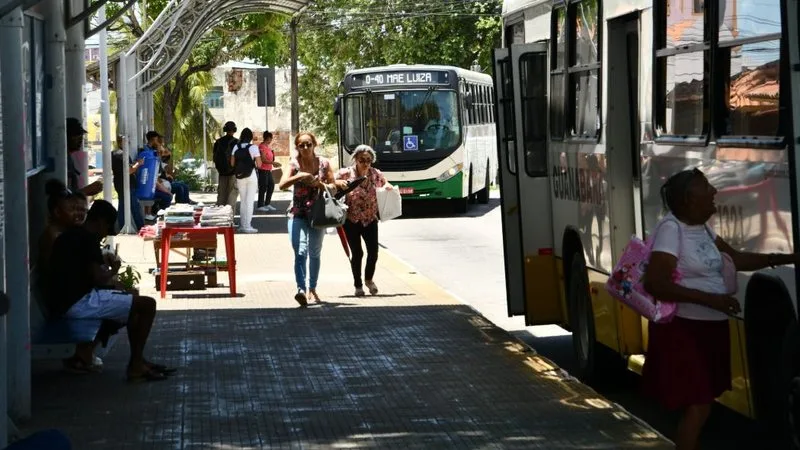Ônibus circulando na região de Mãe Luiza em Natal.