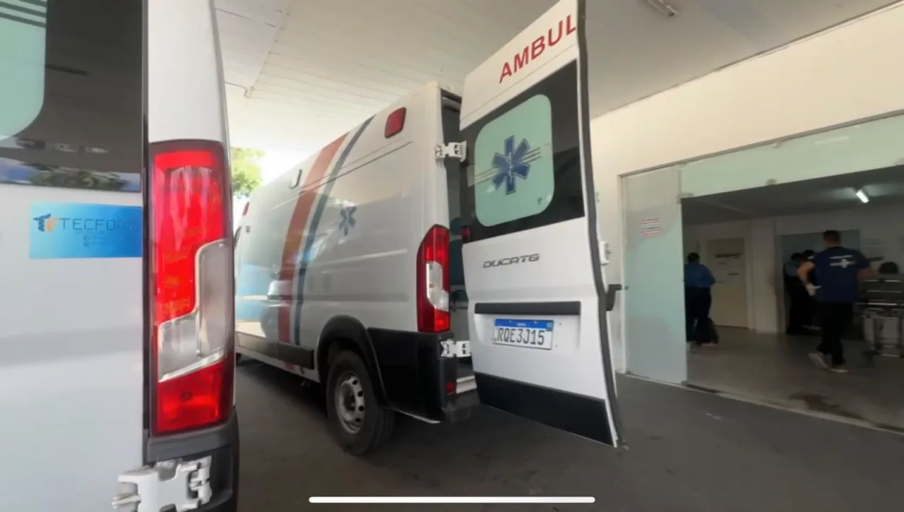 Duas ambulâncias do Samu em serviço de atendimento de urgência.