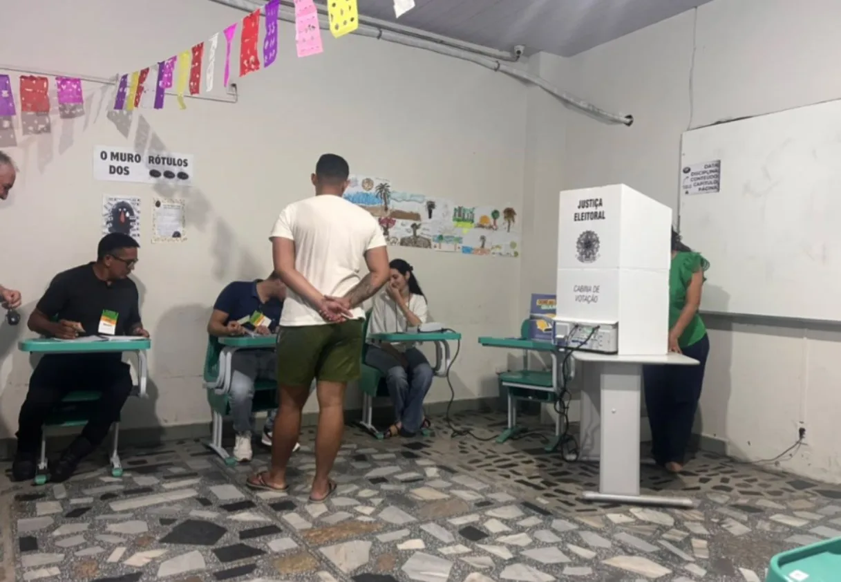Eleitores em seção eleitoral durante o dia de votação