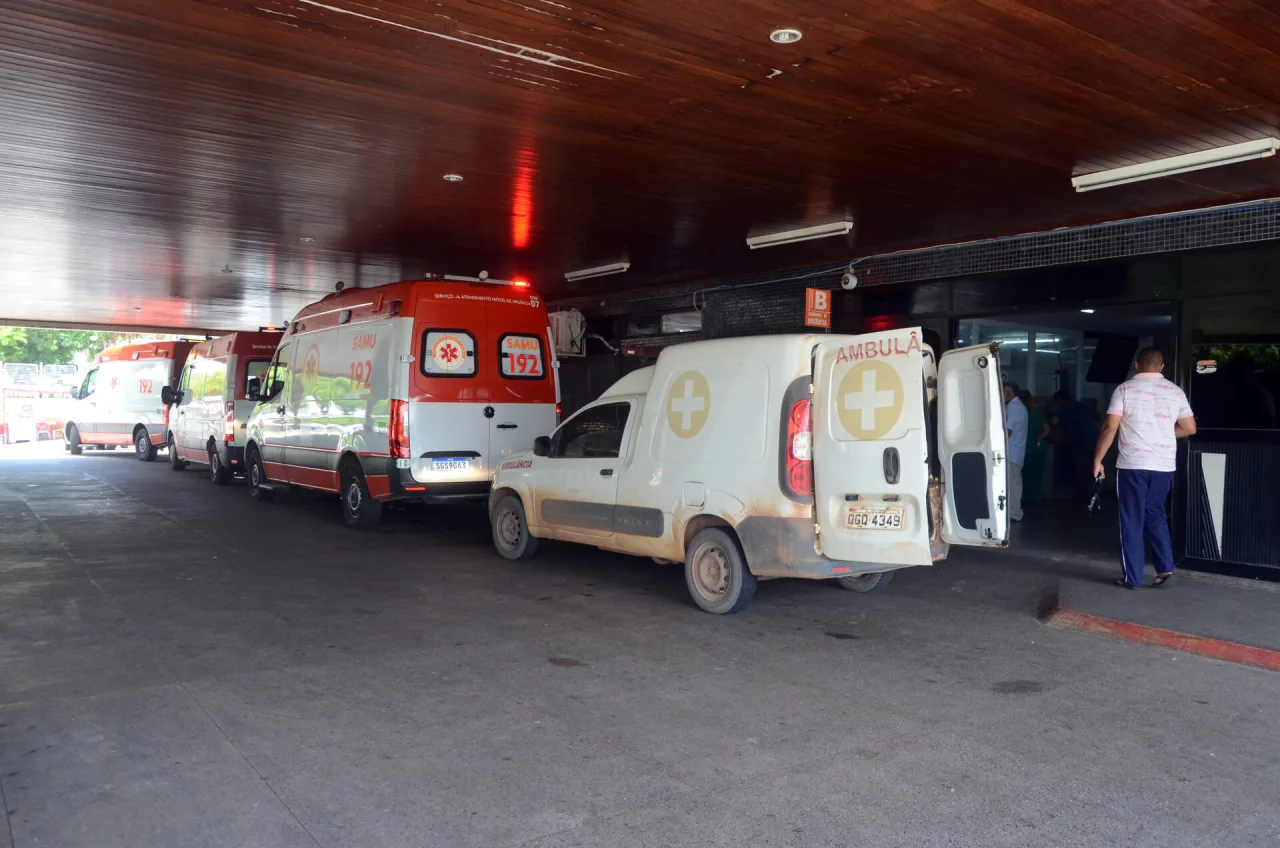 Equipes da Polícia Civil durante operação no Hospital Monsenhor Walfredo Gurgel