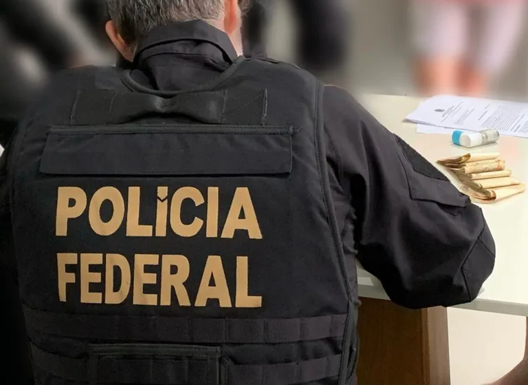 Equipamentos da Polícia Federal em ação de busca e apreensão.