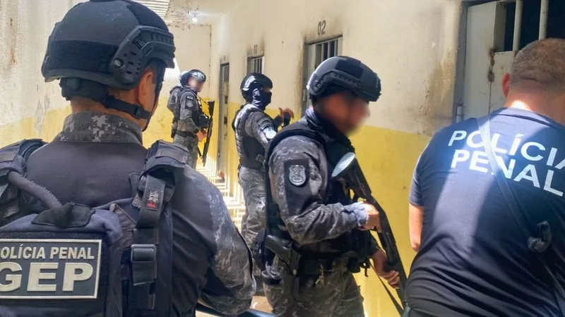 Equipes da Polícia Penal realizando revista em unidade prisional do Rio Grande do Norte.