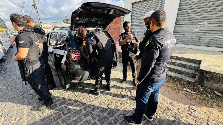 Agentes da Polícia Civil em operação de busca e apreensão.