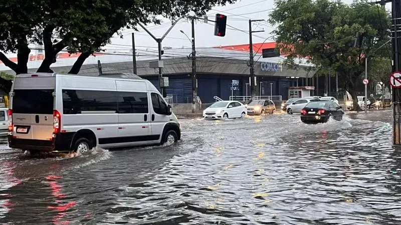 Equipamento de medição de chuva instalado em área urbana de Natal.