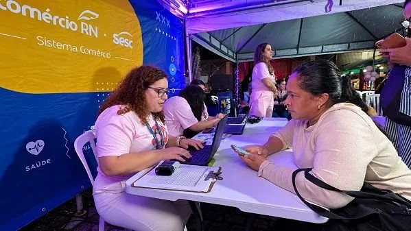 Unidade Móvel Sesc Saúde Mulher estacionada para atendimentos de saúde.