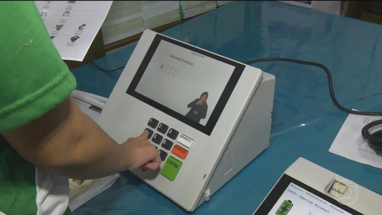 Urna eletrônica em destaque durante processo de votação