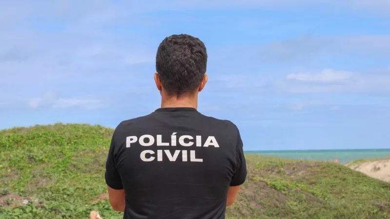 Equipes da polícia durante operação de busca pelo suspeito