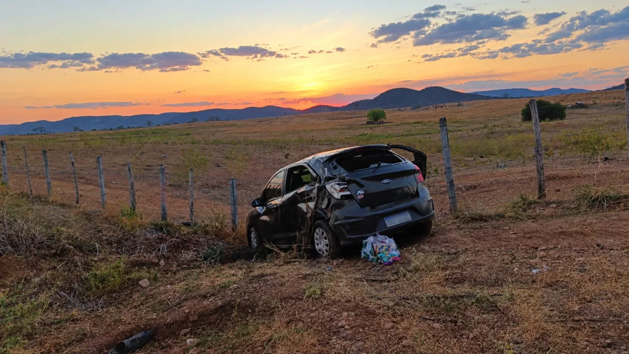 Carro acidentado após capotamento na BR-405 em José da Penha.