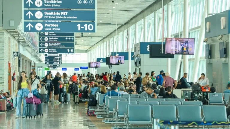 Vista aérea e movimentação de passageiros no Aeroporto Internacional de Natal.