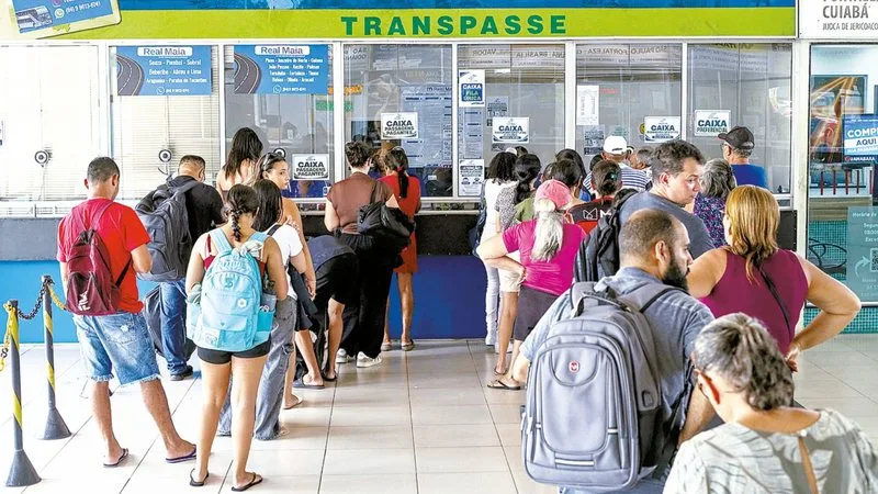 Terminal rodoviário no Rio Grande do Norte com fluxo de passageiros.