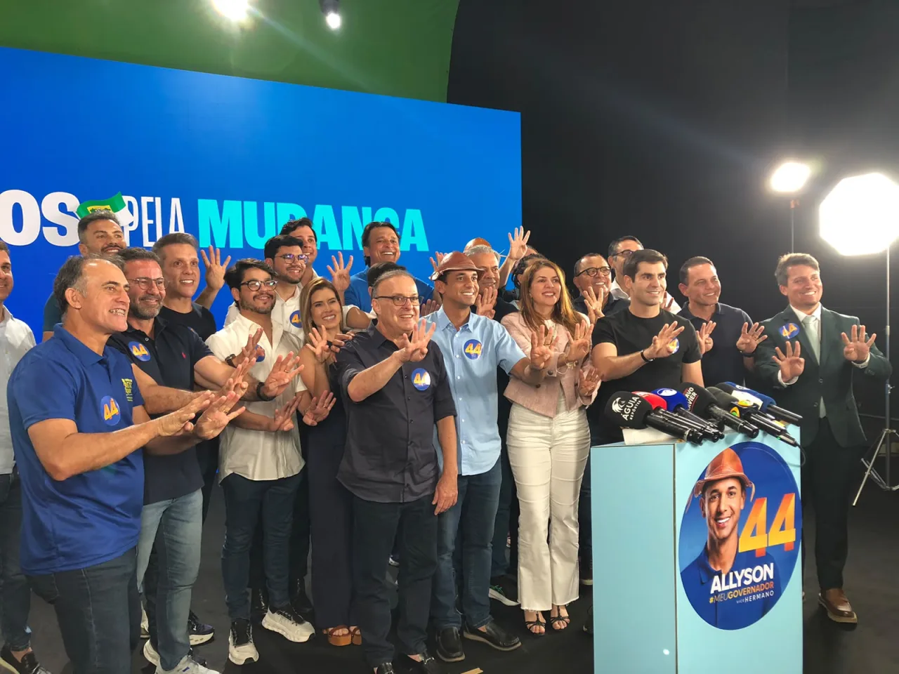 O prefeito de Natal Paulinho Freire durante anúncio de apoio político.